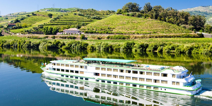 Cruise ship on the Douro River (Photo: PHB.cz (Richard Semik)/Shutterstock.com)
