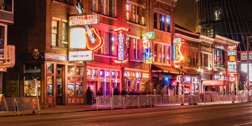 Bars and venues line Broadway in downtown Nashville, Tennessee (Photo: Scott Heaney / Shutterstock)