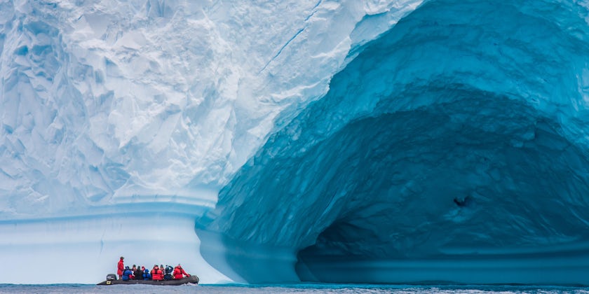 Zodiac excursion in Antarctica (Photo: Katiekk/Shutterstock)