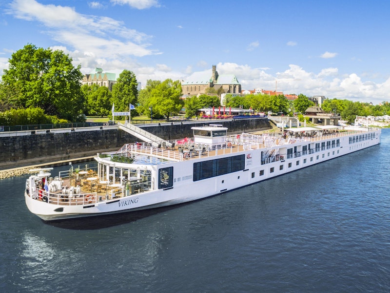 viking river cruises vs scenic tours