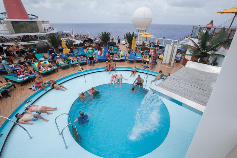 does sunshine island inn have a pool