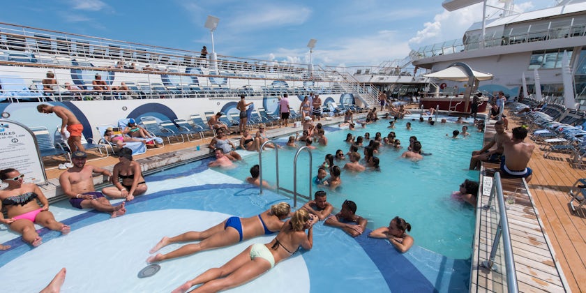 The Main Pool on Oasis of the Seas (Photo: Cruise Critic)
