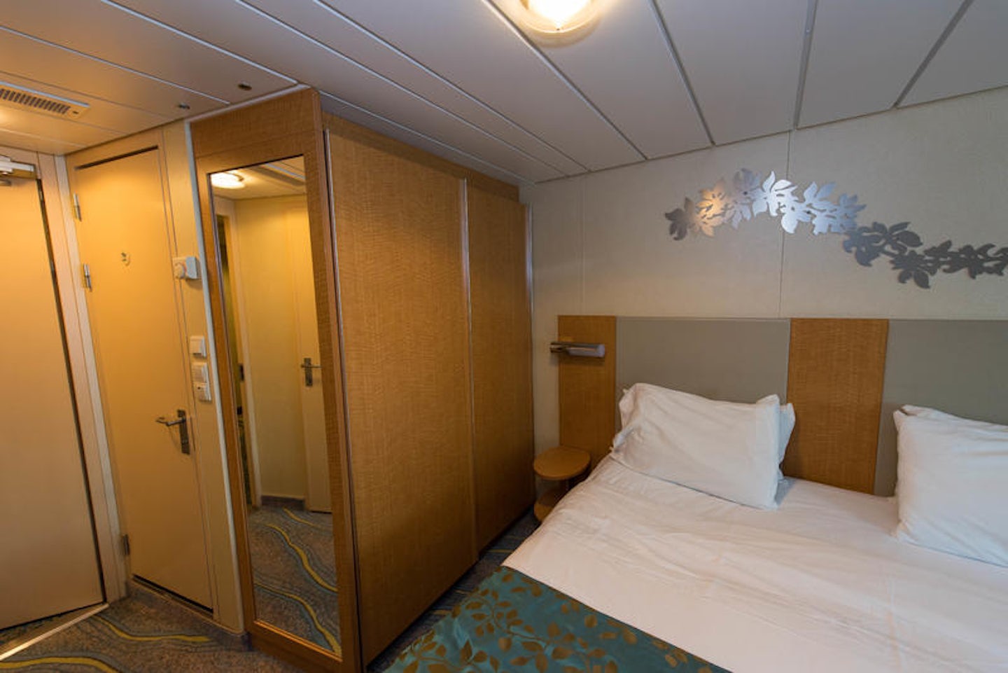 The Suite with Porthole on Oasis of the Seas