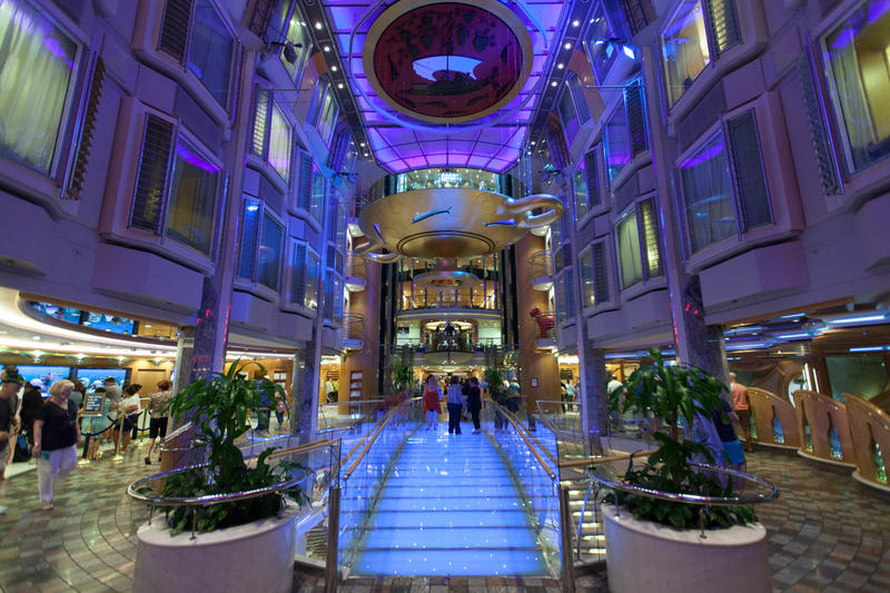 Royal Promenade On Royal Caribbean Independence Of The Seas Ship   Image 800x  