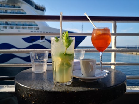 Cocktails and relax on deck 5 of Crystal