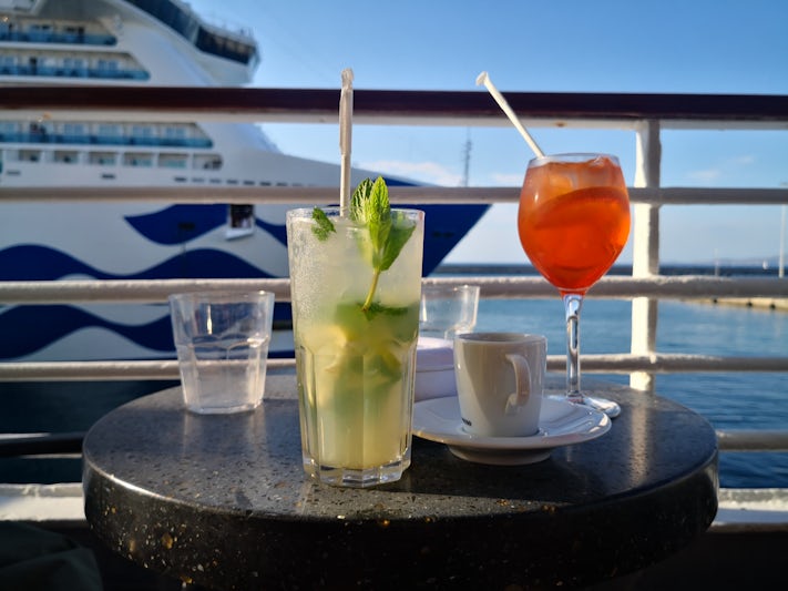 Cocktails and relax on deck 5 of Crystal