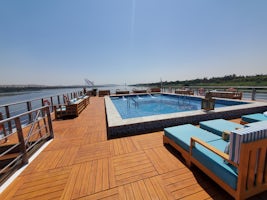 Sun deck and pool