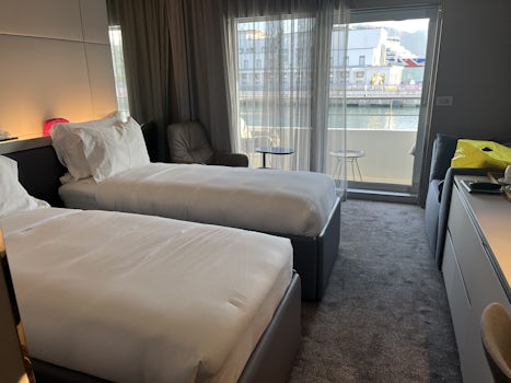 Suite 406 with queen bed split 