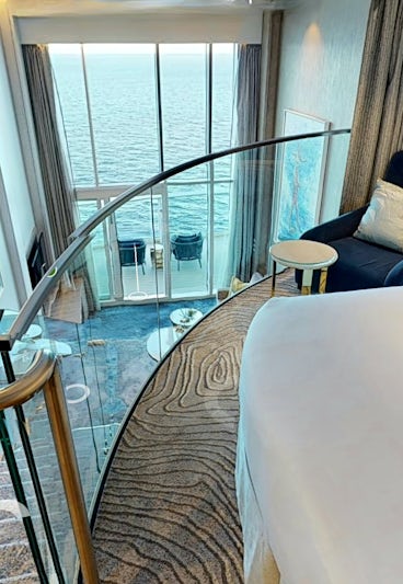 Master bedroom glass railing suite 