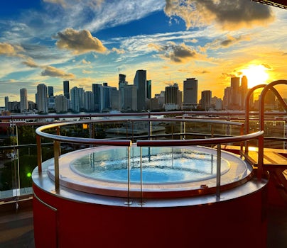 Hot tub overlooking Miami port 