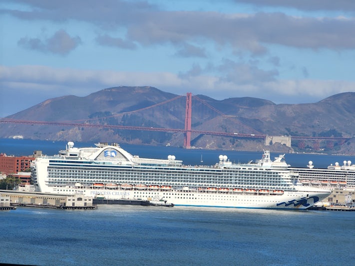Ruby Princess in front of the Golden Gate