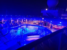 The main pool on deck 9 light up for the night, nice and empty 