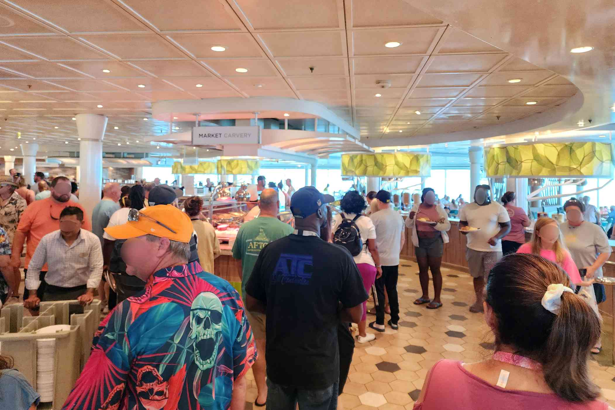 Independence of the seas Shops and passengers on the royal