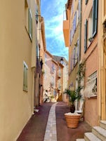 Back alleys of Cannes. We were amazed to see that these places actually exist!