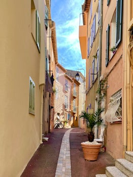 Back alleys of Cannes. We were amazed to see that these places actually exist!