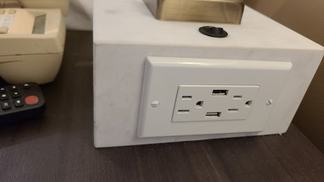 Outlets and USB ports on nightstand lamp