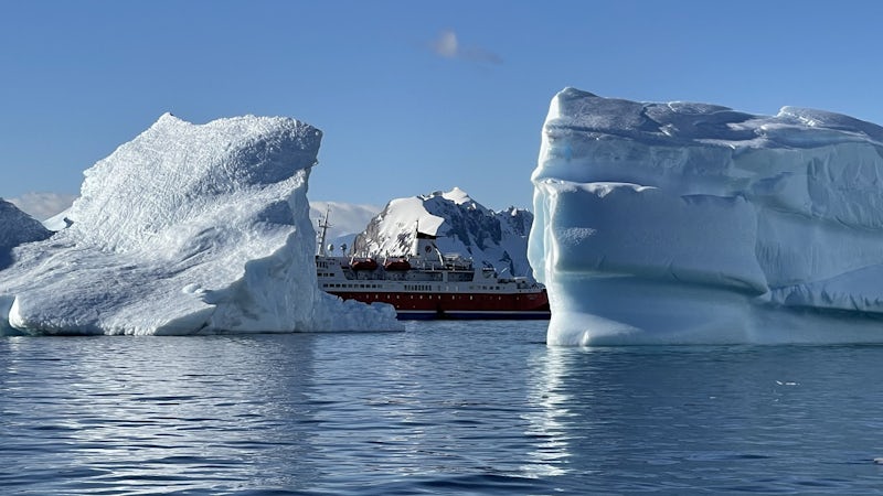Expedition behind icebergs