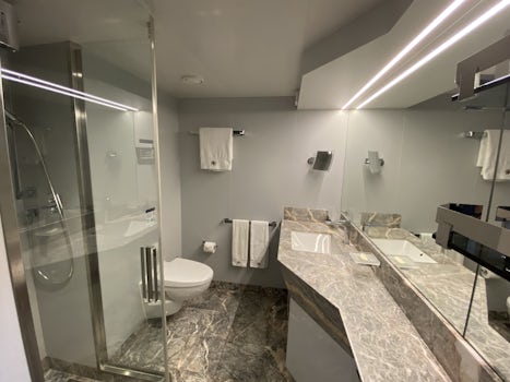 YC Deluxe Suite Bathroom