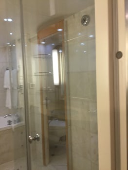 Suite bathroom