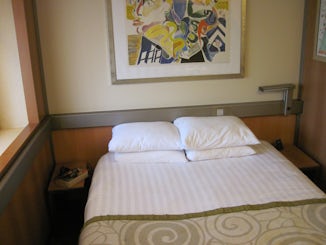 Cabin 6217, Standard double bed, one bedside light