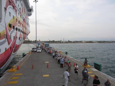 Long Line-up at Puntarenas Dock