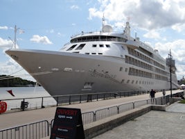 Silver Cloud docked in Bordeaux