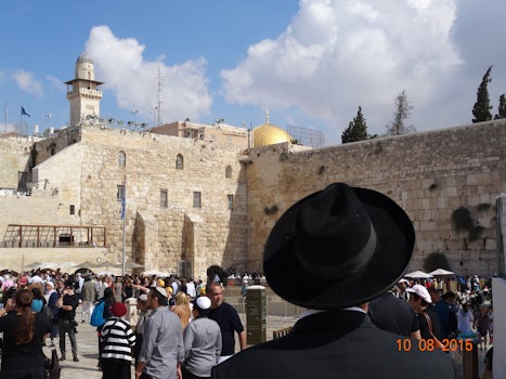 looking towards the golden dome & wailing wall