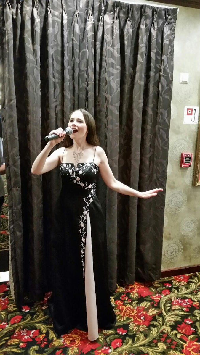 Lindy Pendzick - Singing and Entertaining in the Show Lounge