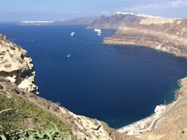 Santorini restaurant overlooking the volcanic caldera & cruise ships