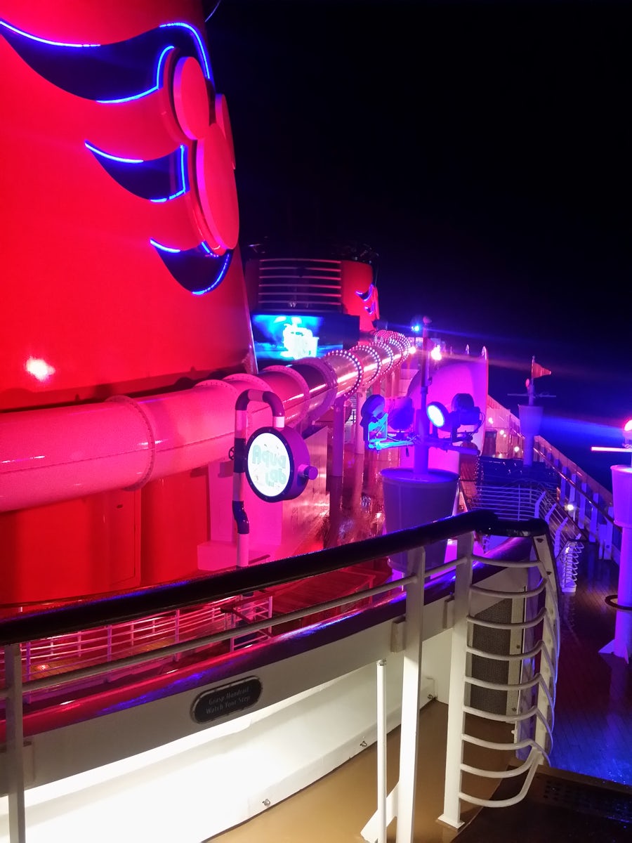 Freshly return for the first ever star wars at sea from disney cruise line.The quality of food was averageThe special stars was menu is a joke. Regular food with special name.No decoration on ship.Small firework9 to10 only caractere apparation in the daySmall ending show.Good dg work at 10h45 after 5 minute of firework.No cantina or bar transformation but is indicated in disney cruise line.But a lot of a lot marchandise for sale on bord at big price.The boat need reparation. Mini golf is completly dommaged. Exterieur paint job needed. Donald pool was dommaged and rusty. Play water zone not work correctly. Desapointed about this prestige cruise at high price
