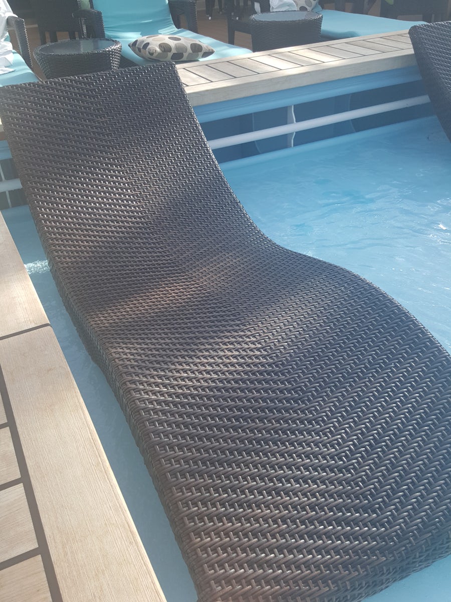 wanna relax.. park your backside in this chair situated inside the pool.. s