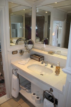 Immaculately kept bathroom and vanity area