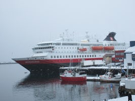 Nordnorge docked in Honnisivag