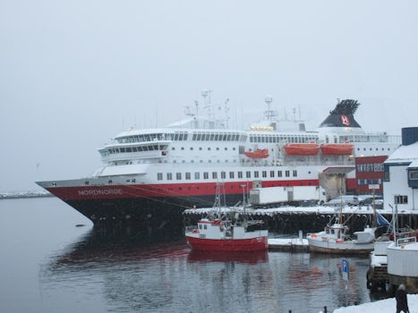 Nordnorge docked in Honnisivag