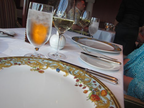 Beautiful - Elegant - Table setting at Scarlet