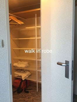 Walk in closest in suite