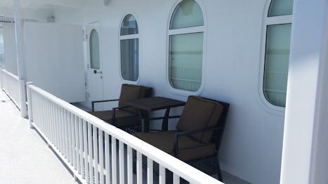 The suites  on the Vista View Deck have the walking track surrounding them.