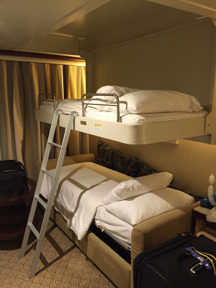 Pullman bed in R518 mini-suite