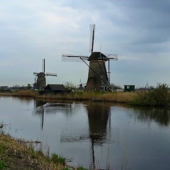 Historical 18th century working windmills in Kinderdijk on included tour