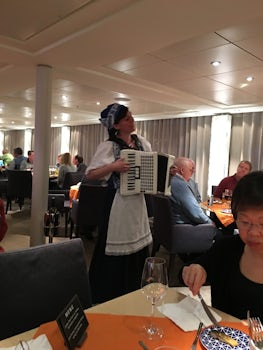 Entertainment during dinner onboard, Dutch duo