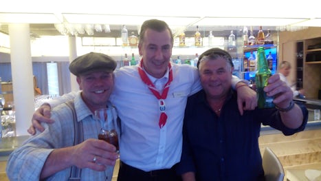 Bartender Sammy with 2 Dutch entertainers. Beverage package add-on