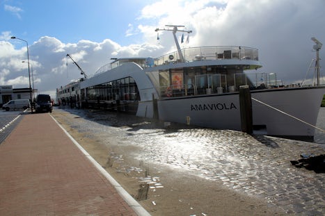 AmaViola at the dock in Willemstad