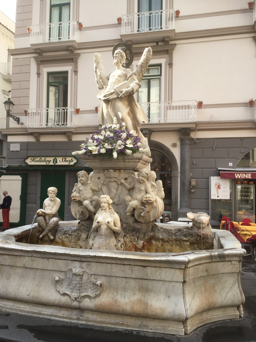 Amalfi square inc fountain