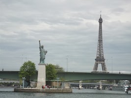 River luncheon cruise in Paris