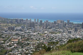 Looking from Ko'olau mountain top on to Honolulu and whykiki on the lef