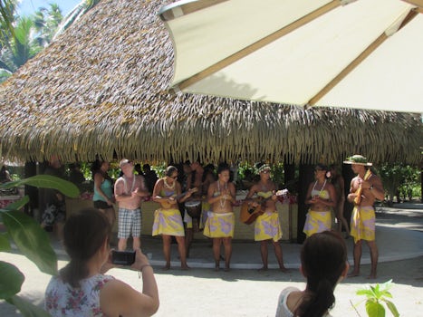 Motu Mahana - Paul Gauguin Island for bar-b-cur, swimming, and sunshine.