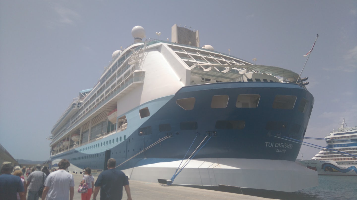 Tui Discovery ship in Port in Palmar.