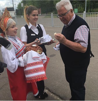 Gesture of friendship when arriving at Scenic Tsar. Break a piece of bread