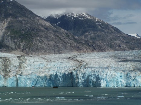 The glacier in the Fjord - look for the 2 tour boats in front of it to see