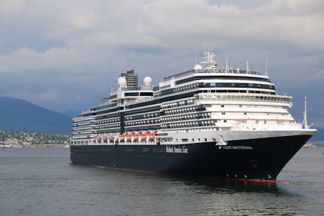 Here is the Nieuw Amsterdam coming into port.